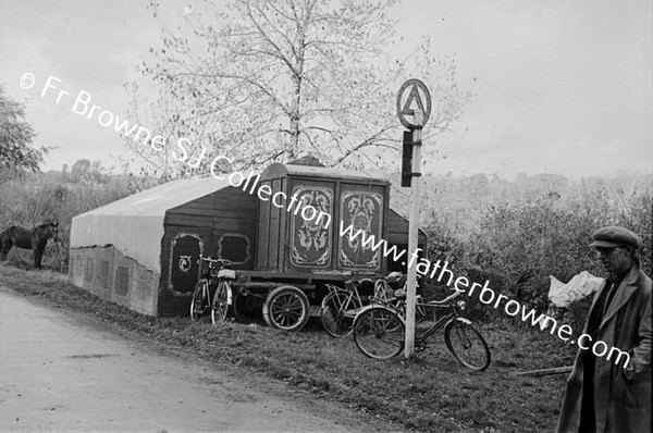 MR BYRNE WITH CUREWA CARAVAN AT NEW INN